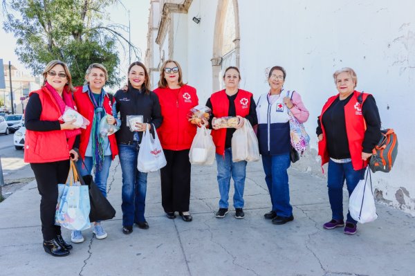 Lleva DIF Municipal alimento a personas que esperan a sus familiares en el Hospital Central