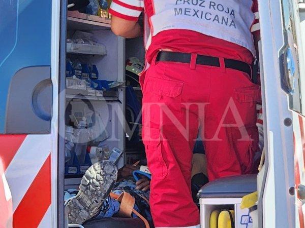 Trasladan a hospital a pintor tras caer de andamio en Plaza Zafiro