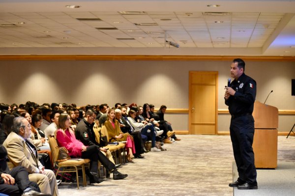 Presenta secretario de Seguridad Plataforma Centinela al alumnado del Claustro Universitario