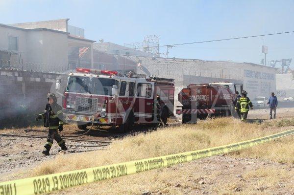 Sofocan Bomberos incendio en terreno utilizado como taller mecánico