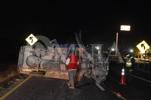 Fuerte choque provoca volcadura en la carretera a Juárez; deja dos heridos