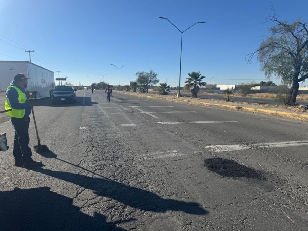 Gobierno de Delicias sigue atendiendo baches en tramos de la carretera federal  a pesar de no ser su responsabilidad