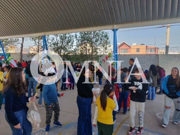 Primaria Amador Hernández celebra la Revolución con festival y kermés