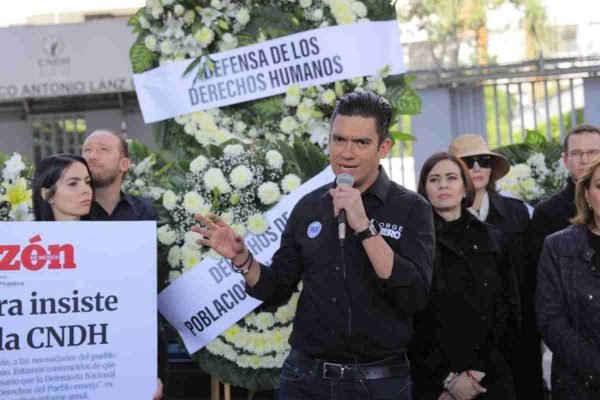 Con coronas fúnebres, el PAN protesta por la reelección de Rosario Piedra en la CNDH