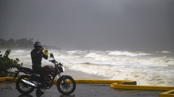 Tormenta Sara avanza por el Caribe rumbo a Belice