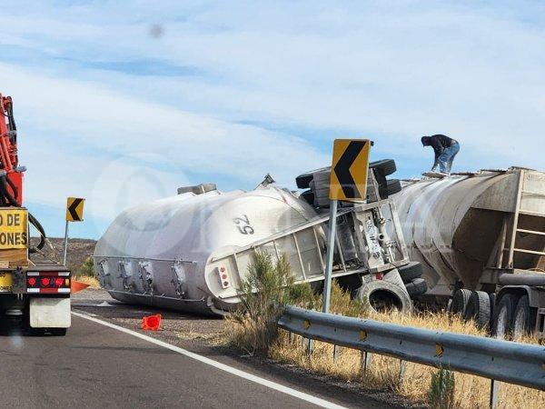 Vuelca camión de Cementos en la Vía Corta a Parral