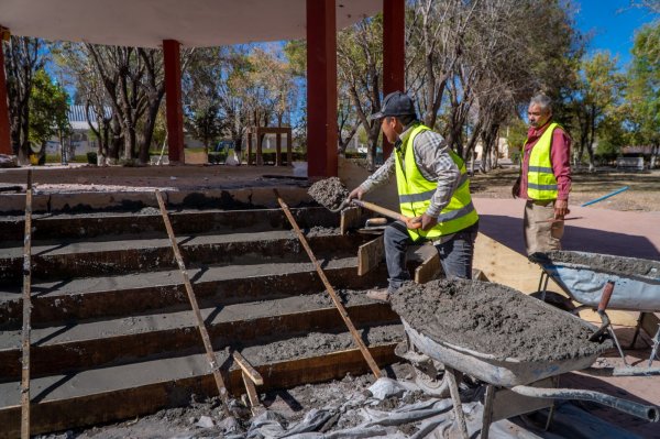 Avanzan trabajos de la rehabilitación de kiosco de El Sauz