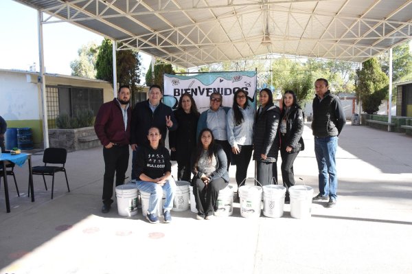 Entrega Alfredo Chávez apoyo para mejora de escuela primaria en la colonia Pavis Borunda