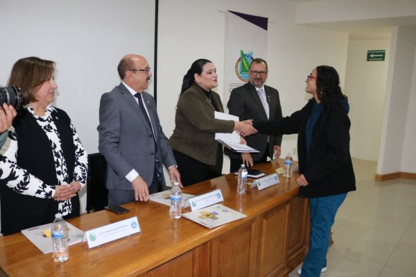 Reconoce en la Facultad de Odontología la excelencia de sus estudiantes