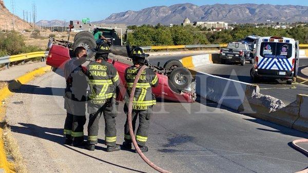 Cierran puente de la 20 de noviembre tras volcadura