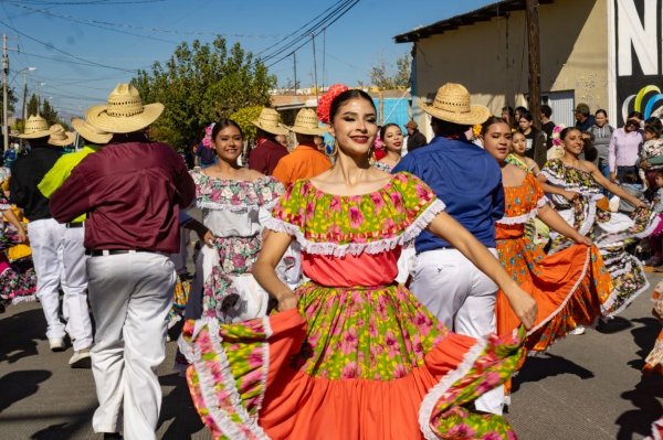 Participan más de 25 contingentes en Desfile de la Revolución en Meoqu