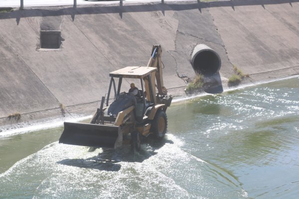 Trabaja Gobierno Municipal en limpieza al interior del canal Chuviscar