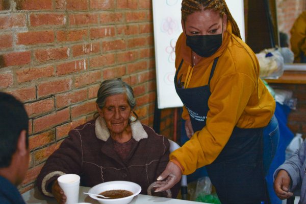 Más de 1,300 personas reciben alimentos calientes en comedores comunitarios de Gobierno del Estado