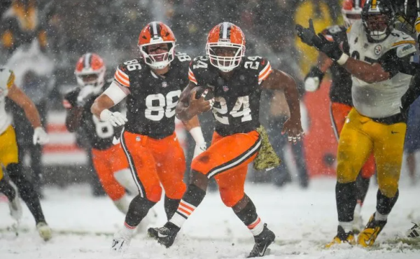 Los Browns sorprenden a los Steelers bajo la nieve