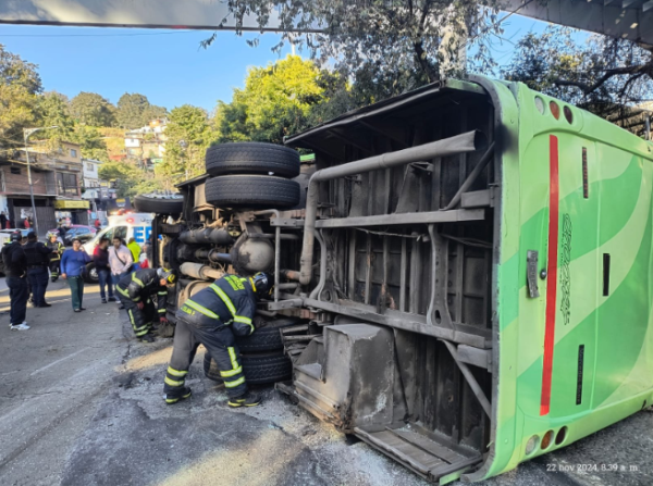 Volcadura de camión deja 32 pasajeros heridos en la carretera Federal México- Cuernavaca