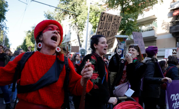 Manifestantes en Francia piden una nueva ley contra la violencia machista