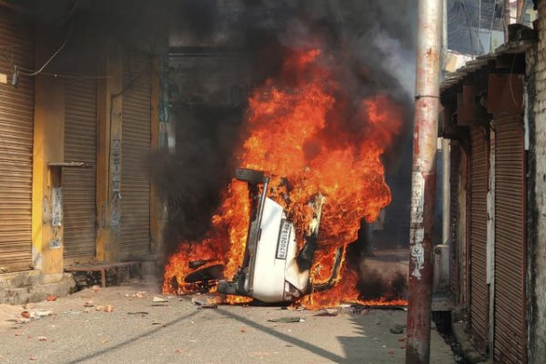 Cuatro muertos y decenas de heridos tras enfrentamientos en una mezquita en la India