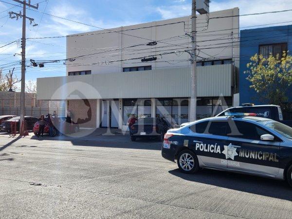 Se manifiestan trabajadores de empresa de comedores por no respetar sus derechos laborales