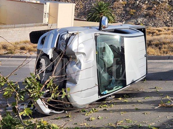 Vuelca pick-up en Valle Escondido, no hay lesionados