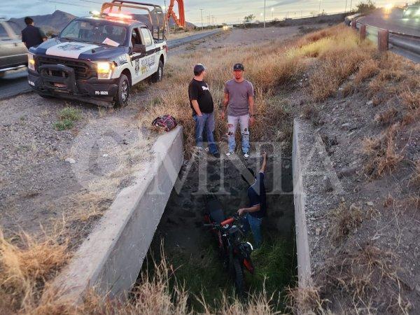 Jóvenes caen a arroyo tras perder el control de su motocicleta; resultan con fuertes golpes