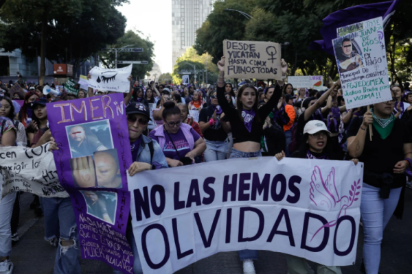 “No hemos llegado todas”, el mensaje de colectivos feministas a Sheinbaum en la marcha del 25N