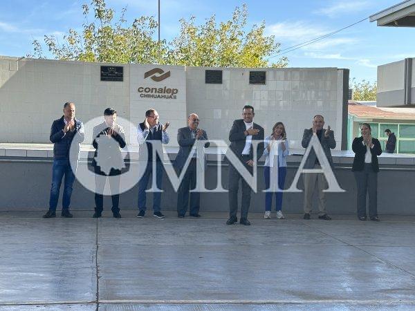 Encabeza  el alcalde entrega de máquina para metalmecánica en CONALEP II