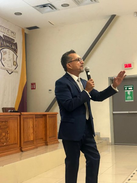 Presidente de SME comparte con alumnos de la FCQ su experiencia de lucha contra el cáncer