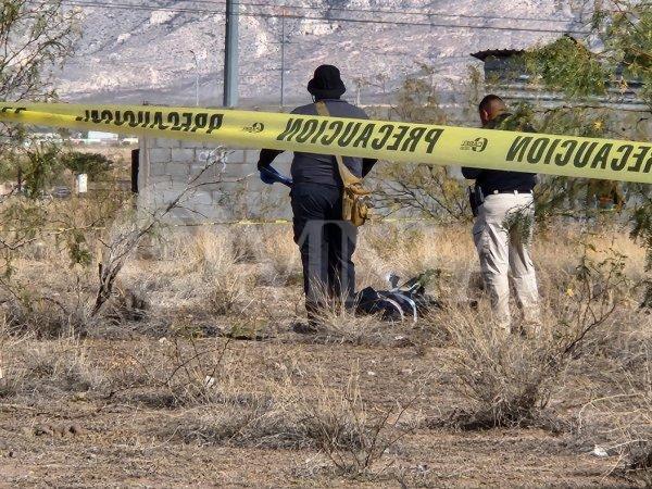 Abandonan cuerpo sin vida en baldío de la colonia Ladrilleros Sur