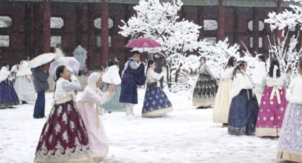 Corea del Sur se cubre de blanco: cancelan vuelos por la mayor tormenta de nieve en 52 años