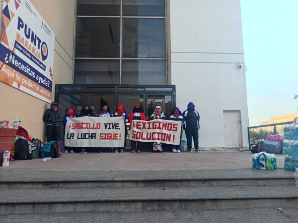 Se manifiestan estudiantes de la Normal de Saucillo al exterior del edicifio Héroes de la Revolución