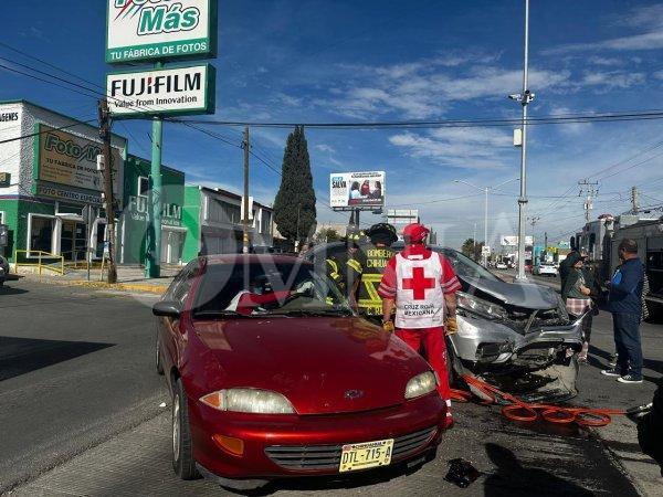 Encontronazo en Pino y Vallarta deja dos lesionados y cuantiosos daños