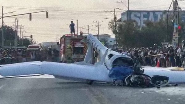 Avioneta se estrella en plena zona poblada de Ecuador y deja dos muertos