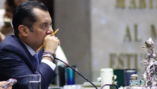 Como alumno, presidente de la Cámara de Diputados propone mantener la Escuela Judicial Electoral; 96 diputados y asesores cursan la maestría