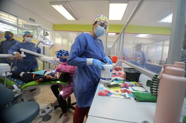 Inauguran clínica de posgrado en la Facultad de Odontología de la UACH