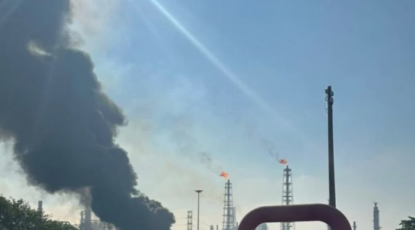 Van dos incendios en una semana en refinerías de Pemex: autoridades intentan controlar el fuego en Minatitlán