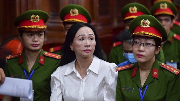 Ordenan a magnate vietnamita devolver 11,000 millones de dólares para evitar ser ejecutada