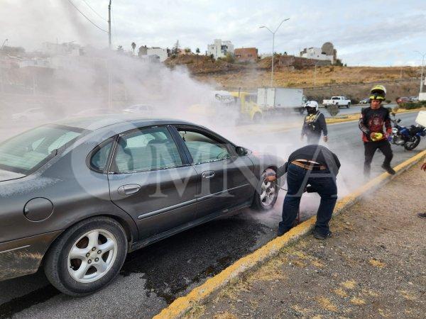 Vehículo arde en llamas en el Periférico de la Juventud; sin lesionados