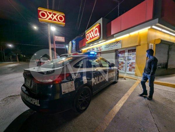 Asaltan Oxxo en la 53 y Juárez