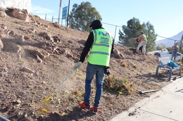 Brinda Municipio mantenimiento a sus más de mil 200 parques