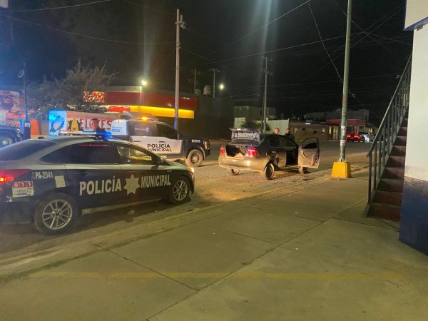 Aseguran a dos hombres y una mujer tras asalto a un Oxxo