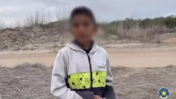 Niño de 10 años es abandonado por traficantes de personas en la frontera de EU con México