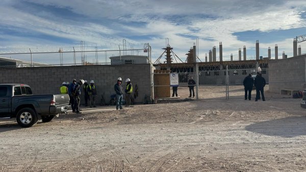 Hallan suspendido a trabajador en obra en construcción