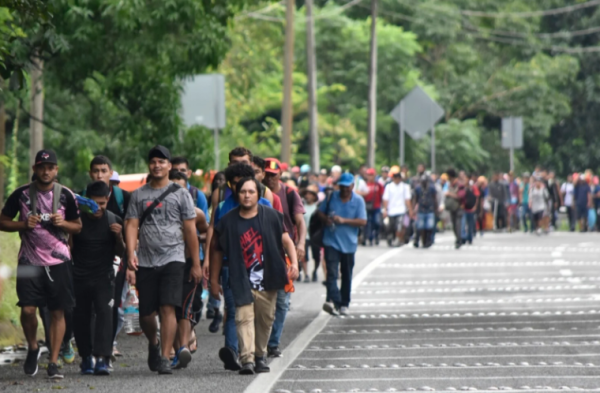 Autoridades mexicanas dispersan dos caravanas de migrantes que se dirigían a EU