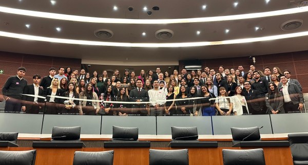 Recibe Mario Vázquez en el Senado a estudiantes de Derecho de la UACH