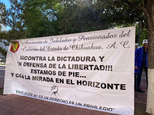 Se manifiesta la Asociación de Pensionados y Jubilados de Gobierno del Estado en Palacio de Gobierno