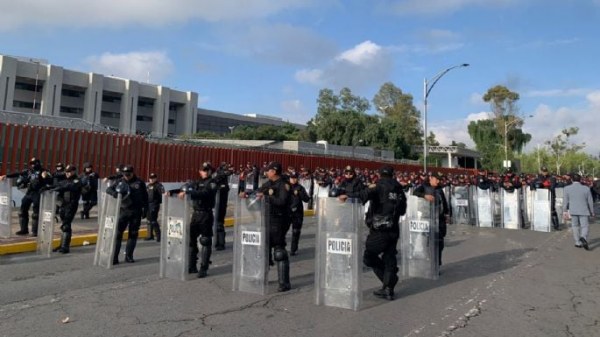 Policías resguardan Congreso de la Unión para la toma de protesta de Sheinbaum