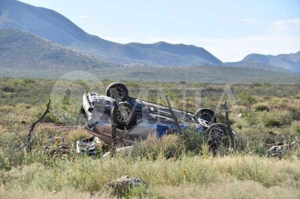 Muere mujer tras volcarse en carretera a Juárez