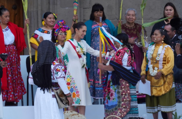 Sheinbaum recibe el bastón de mando y reitera que las mujeres serán prioridad