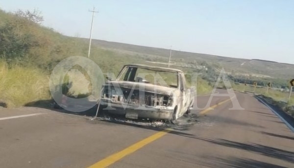 Arde pick-up en kilómetro 58 de la Vía Corta a Parral