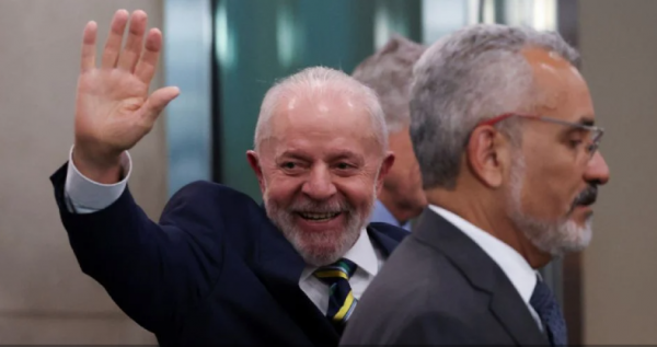 Lula da Silva regresa a Brasil luego de falla en su avión en México por el impacto de un pájaro